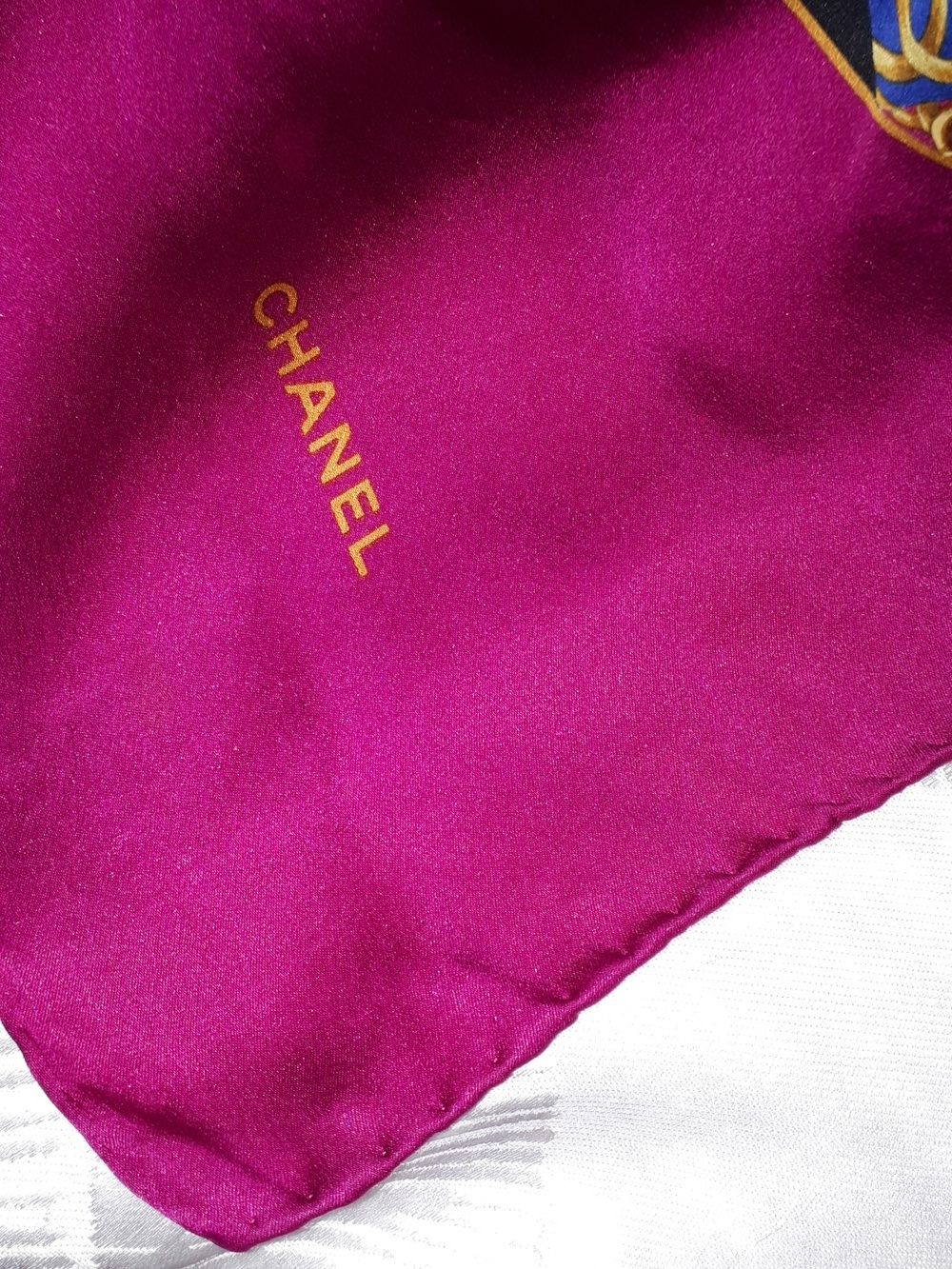 CHANEL 100% Silk Scarf Gorgeous & Luxurious with Multicolor CC Logo Authentic - Picture 11 of 15